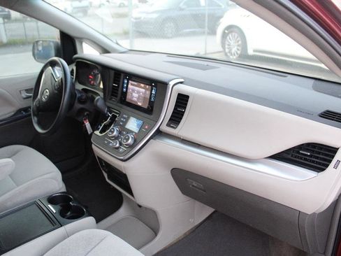 Used 2016 Toyota Sienna LE image 13