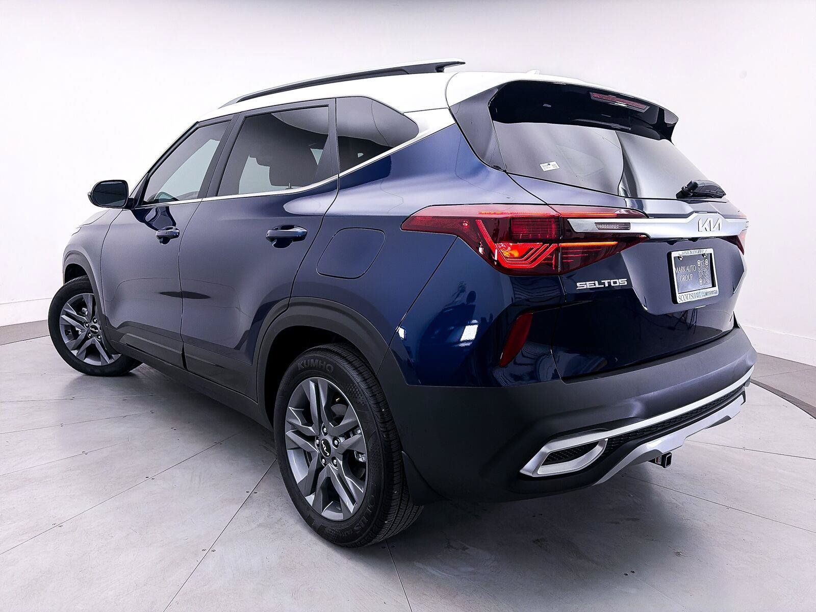 Used 2023 Kia Seltos S w/ Navigation Package FWD image 2