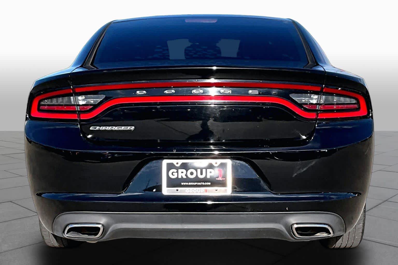Used 2017 Dodge Charger SE RWD image 5