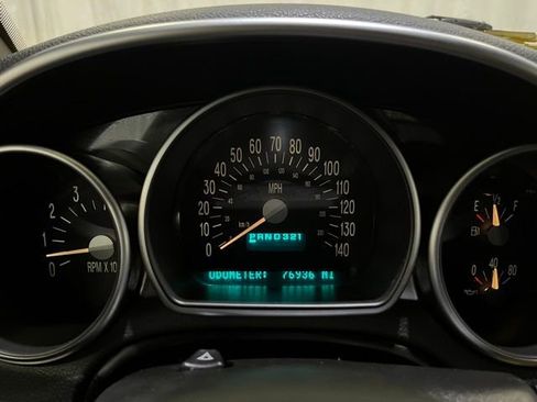 Used 2004 Chevrolet SSR w/ Preferred Equipment Group RWD image 17