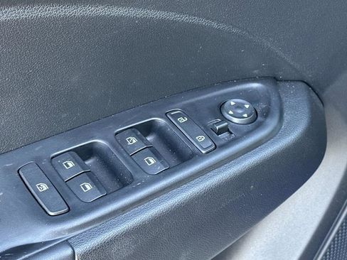 Used 2024 Hyundai Venue Limited image 23