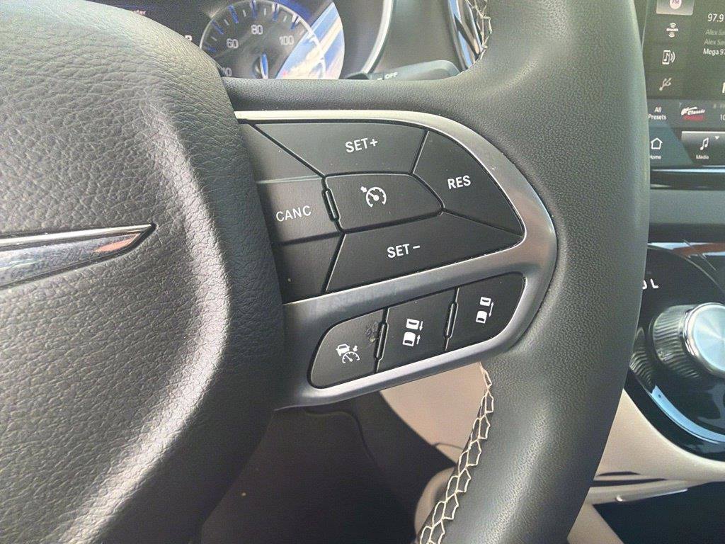 Used 2024 Chrysler Pacifica Touring-L FWD image 25
