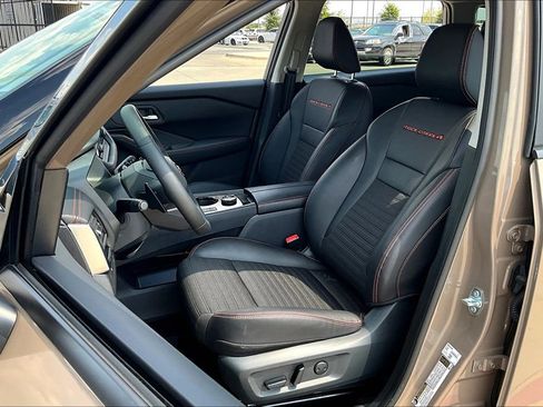 Used 2025 Nissan Rogue SV image 32