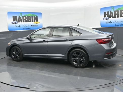 Used 2024 Volkswagen Jetta SE FWD image 3