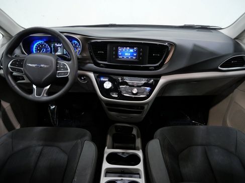 Used 2017 Chrysler Pacifica LX image 9