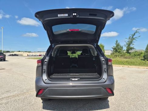 Used 2022 Toyota Highlander XLE AWD/4WD image 11