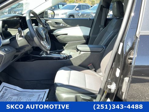 Used 2025 Chevrolet Trax LT w/ LT Convenience Package image 11