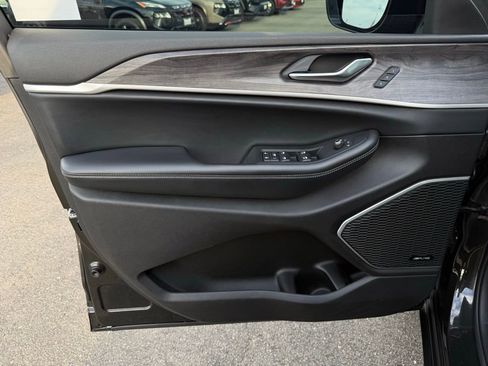 Used 2022 Jeep Grand Cherokee L Limited w/ Black Appearance Package image 19