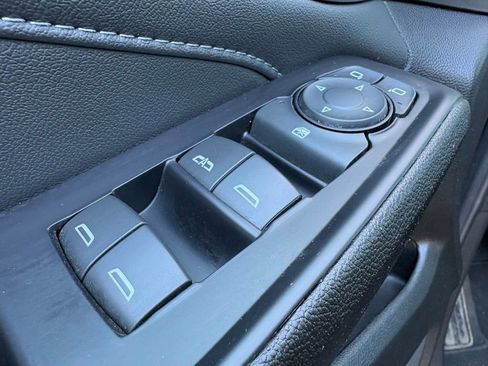 Used 2022 Chevrolet Traverse LT image 17