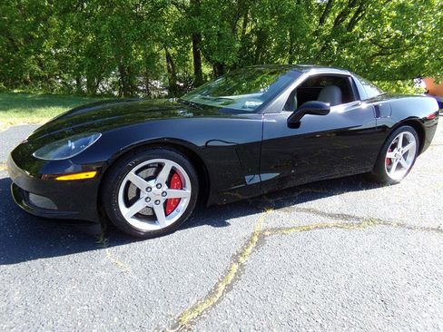 Used 2005 Chevrolet Corvette Coupe w/ Preferred Equipment Group RWD image 1