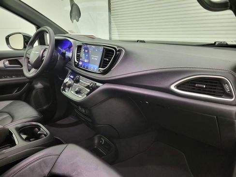 Used 2024 Chrysler Pacifica Touring-L w/ S Appearance Package image 38