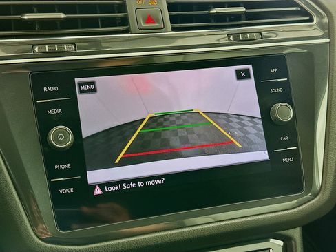 Used 2020 Volkswagen Tiguan SE w/ Panoramic Sunroof Package FWD image 22