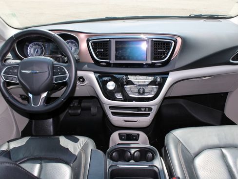 Used 2018 Chrysler Pacifica Touring-L FWD image 8