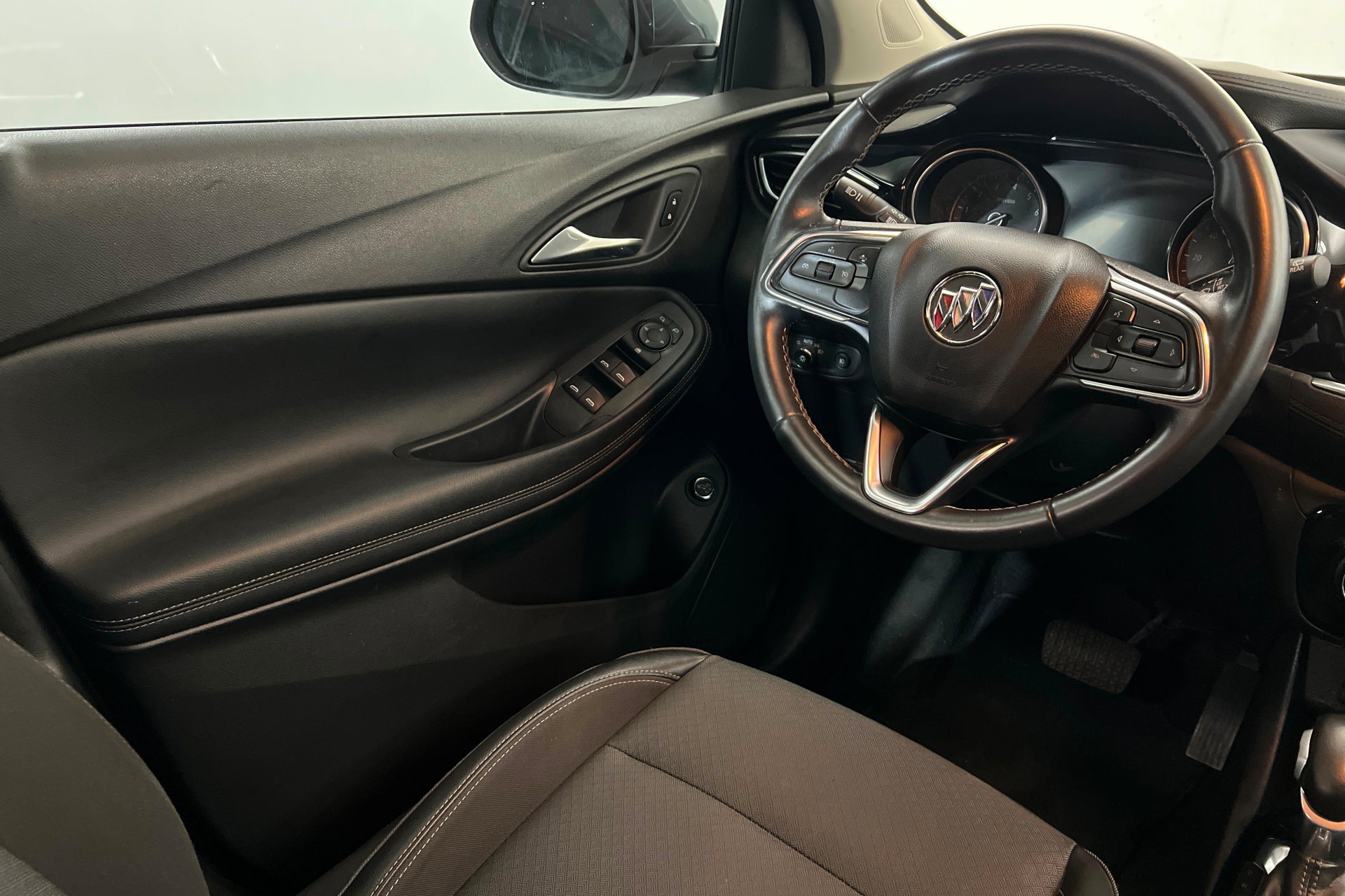 Used 2022 Buick Encore GX Select w/ Sport Touring Package FWD image 12