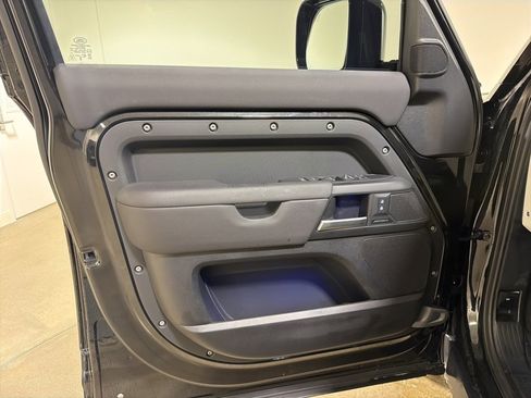 Used 2025 Land Rover Defender 110 S image 9