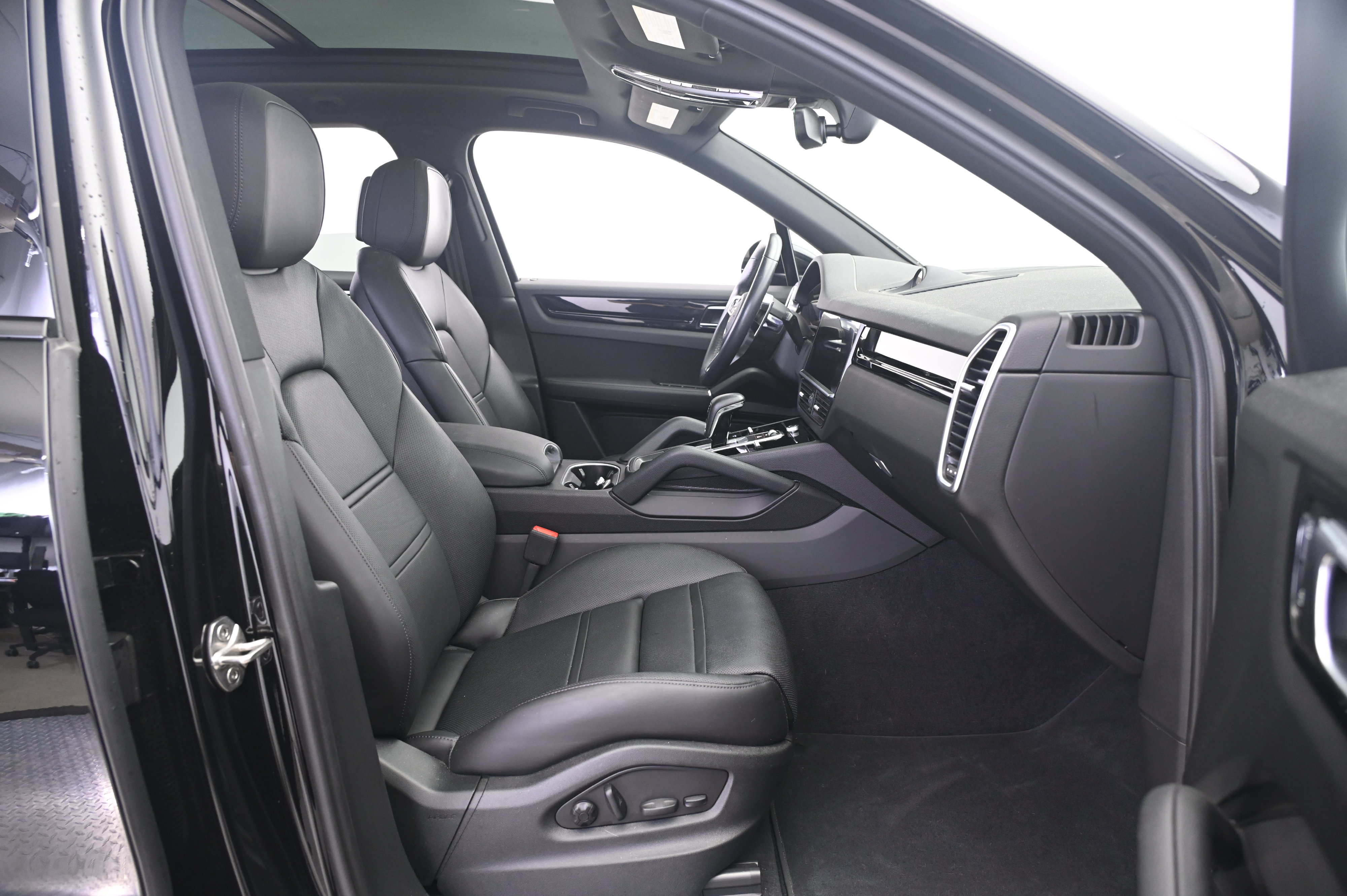Certified 2023 Porsche Cayenne AWD/4WD image 23