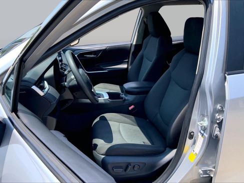 Used 2024 Toyota RAV4 XLE FWD image 8