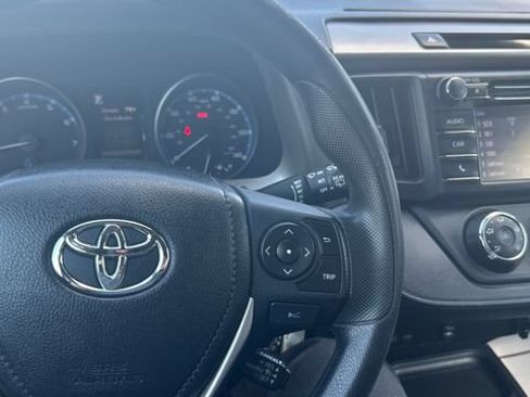 Used 2018 Toyota RAV4 LE AWD/4WD image 19
