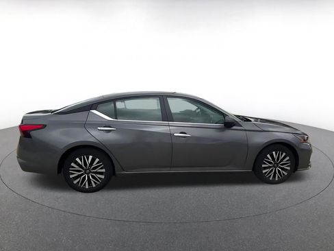 Used 2025 Nissan Altima 2.5 SV FWD image 16