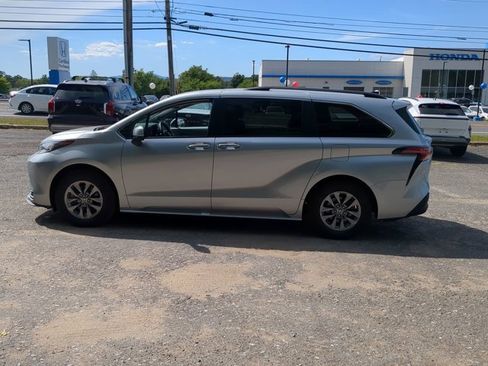 Used 2022 Toyota Sienna XLE image 6