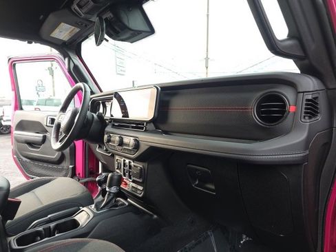 Used 2024 Jeep Wrangler Unlimited Rubicon image 41