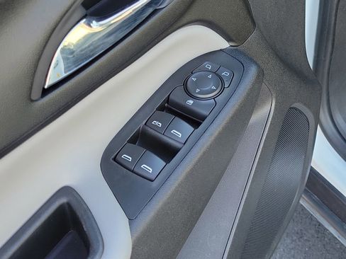 Used 2020 Chevrolet Equinox LS w/ LS Convenience Package image 14