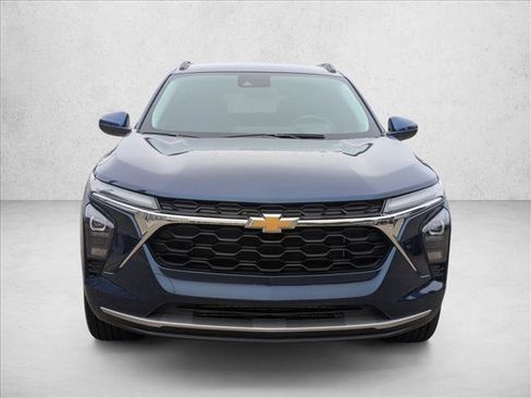 Used 2024 Chevrolet Trax LT w/ Driver Confidence Package FWD image 2