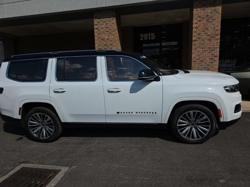 Used 2023 Jeep Grand Wagoneer Series III AWD/4WD image 2
