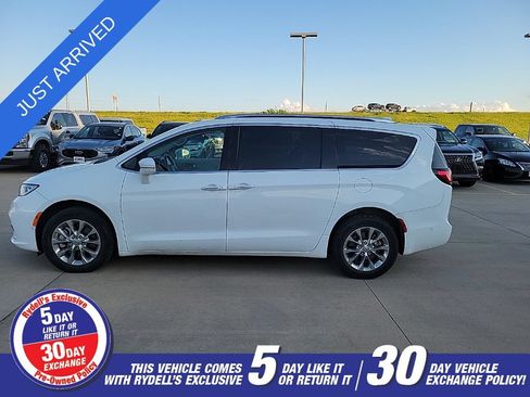 Used 2021 Chrysler Pacifica Touring-L w/ Premium & Safety Sphere Group AWD/4WD image 6