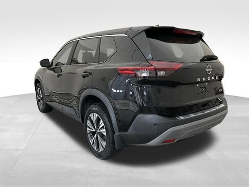 Used 2023 Nissan Rogue SV image 3