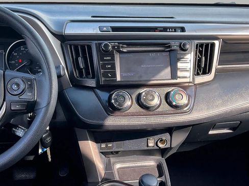 Used 2018 Toyota RAV4 LE FWD image 7