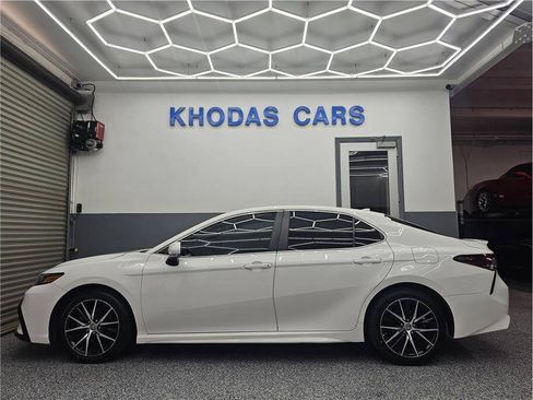 Used 2024 Toyota Camry SE FWD image 1