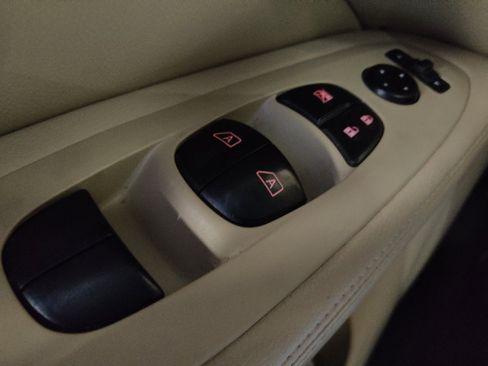 Used 2020 Nissan Pathfinder Platinum FWD image 27