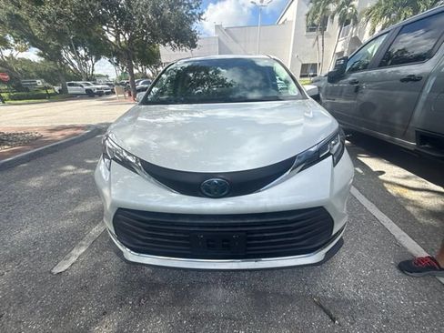 Used 2021 Toyota Sienna XLE AWD/4WD image 1