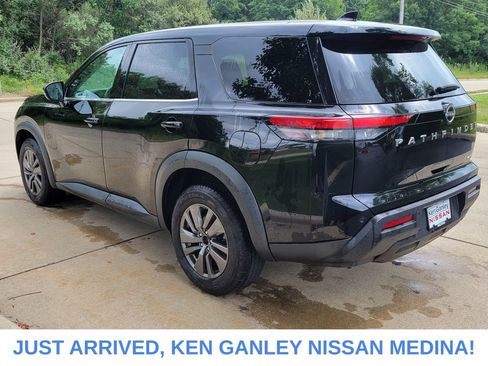 Used 2022 Nissan Pathfinder S AWD/4WD image 5