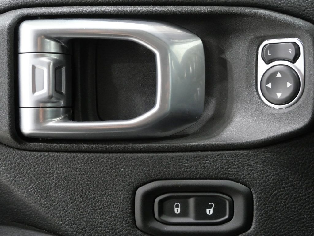 Used 2021 Jeep Wrangler Unlimited Sahara AWD/4WD image 13