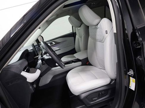 Used 2025 Ford Explorer Platinum w/ LUX Leather Package AWD/4WD image 5