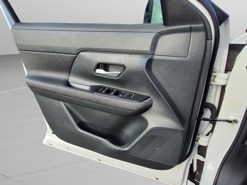 Certified 2025 Nissan Kicks SV AWD/4WD image 22