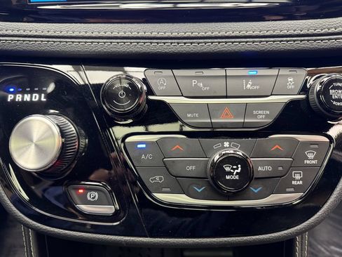 Used 2025 Chrysler Pacifica Limited FWD image 20