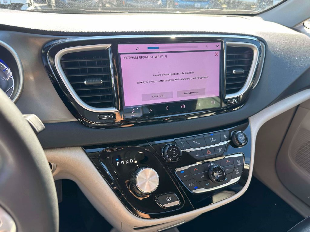 Used 2023 Chrysler Pacifica Touring-L FWD image 29