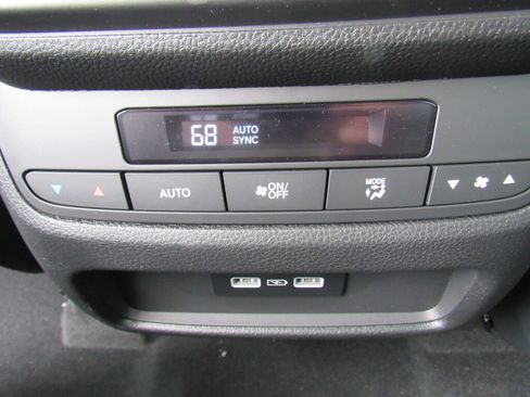 Used 2024 Honda Pilot Touring image 11