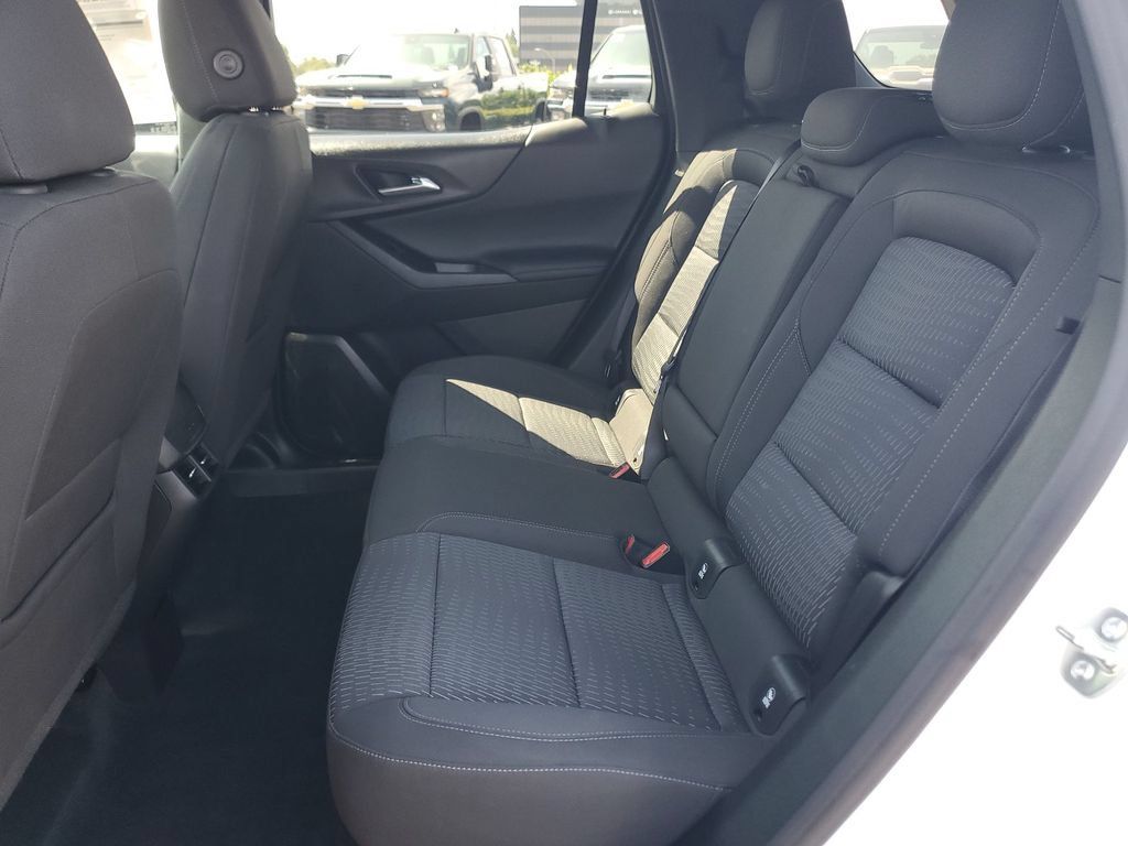 Used 2026 Chevrolet Equinox LT w/ Safety and Technology Package FWD image 24
