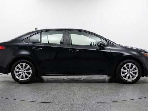 Used 2025 Toyota Corolla LE image 11