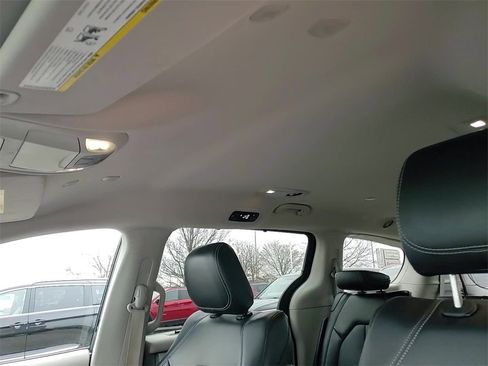 Used 2024 Chrysler Pacifica Touring-L image 20