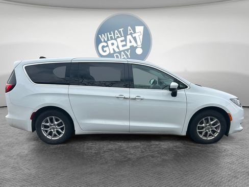 Certified 2022 Chrysler Voyager LX FWD image 2