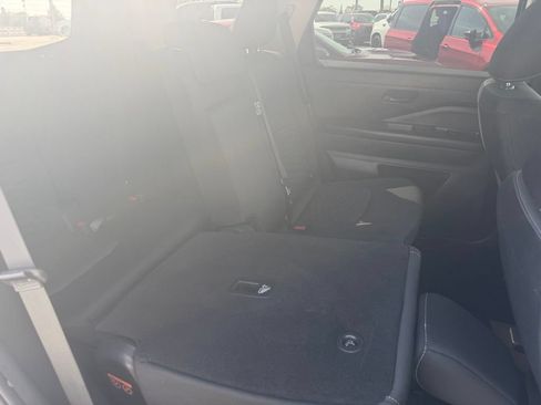 Used 2024 Nissan Pathfinder S FWD image 17