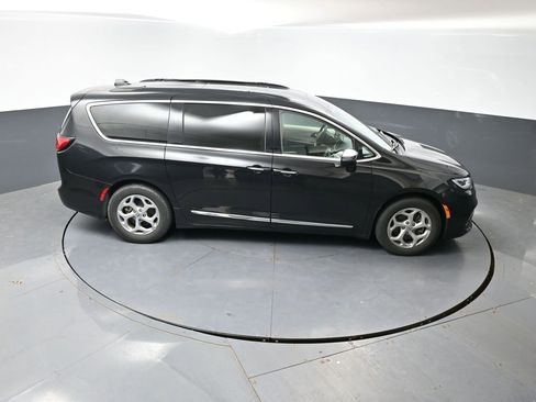 Used 2023 Chrysler Pacifica Limited image 15