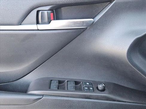 Used 2021 Toyota Camry SE image 6