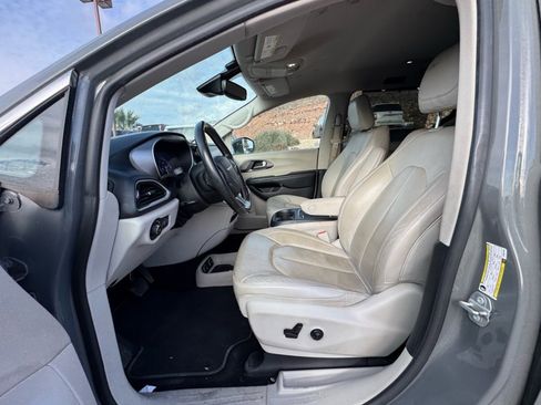 Used 2021 Chrysler Pacifica Touring-L image 9