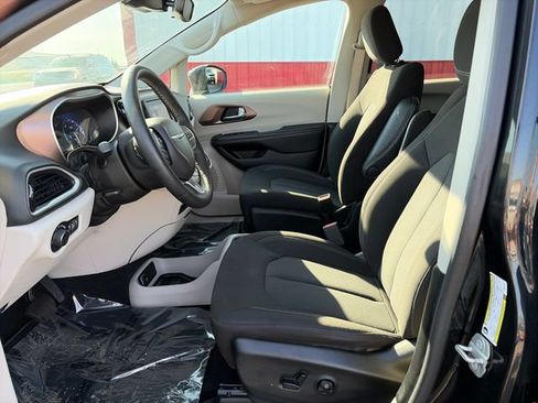 Used 2023 Chrysler Voyager LX FWD image 22